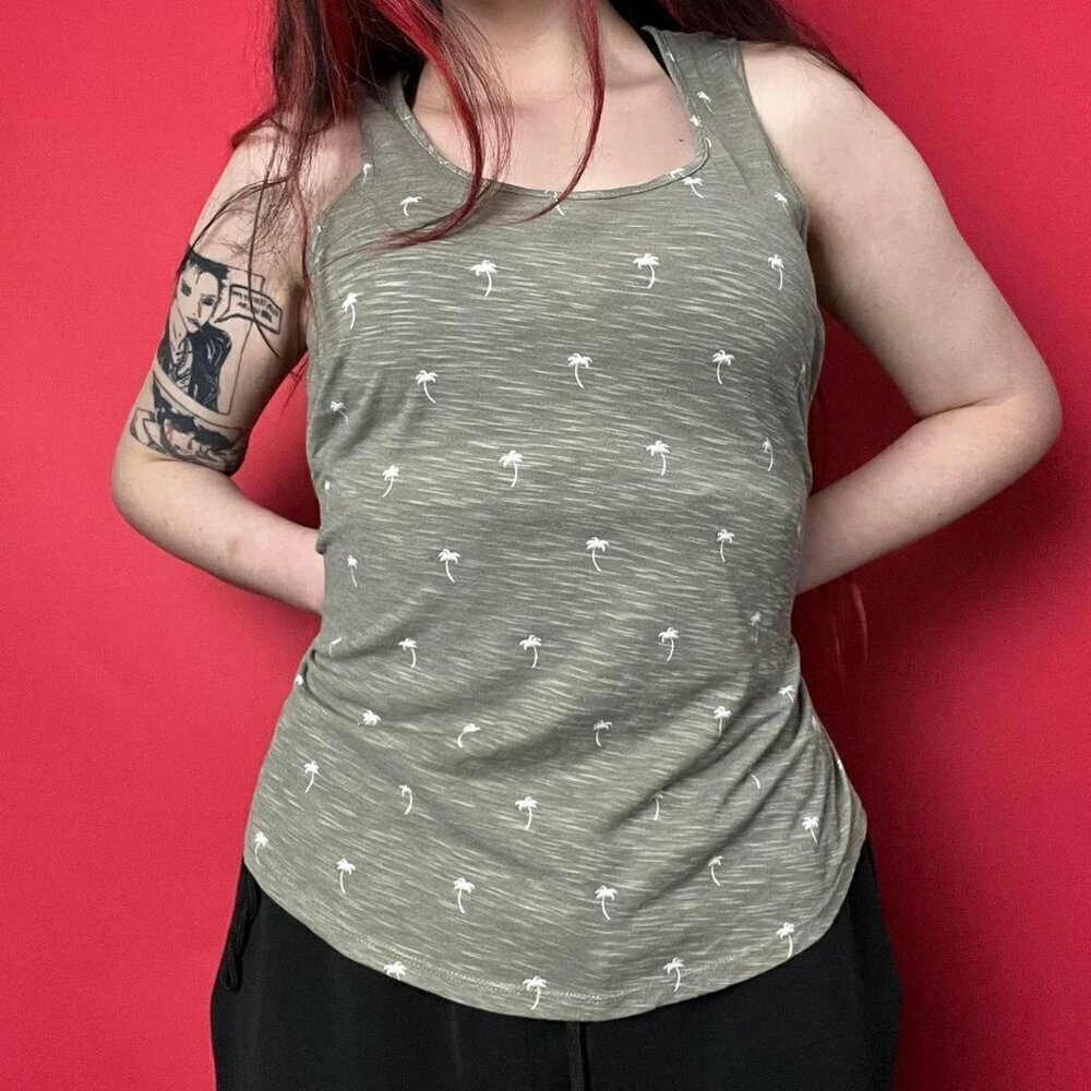 Reitmans / Muted green and white palm tree tank top 💚🤍